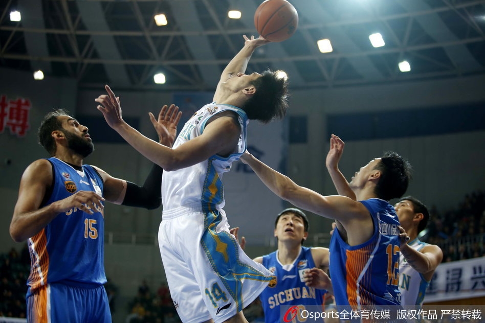 福建队外援拉斯·史密斯犹如一道红色闪电,在四川队多名球员的围堵下强行突破上篮,他的眼神中充满了必胜的信念。