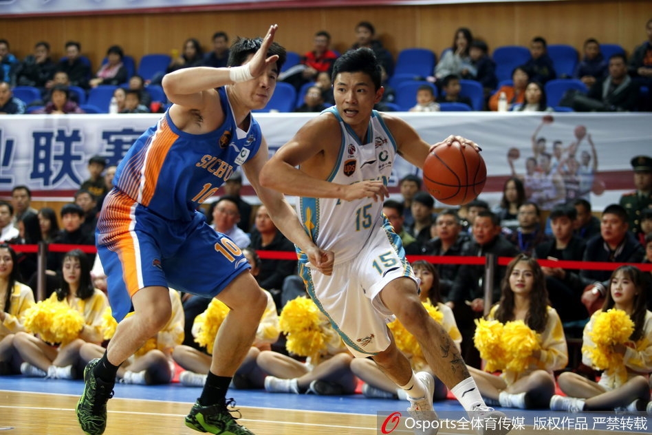 福建射手陈林坚在三分线外果断出手,皮球在空中划出一道完美的弧线,应声入网,为球队的追分势头注入了一针强心剂。