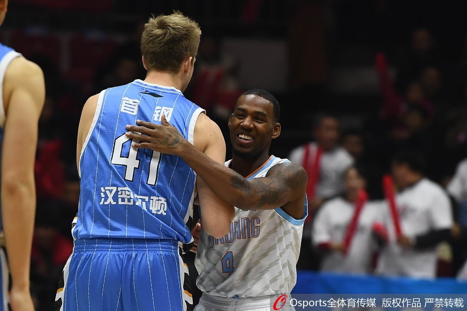 西热力江外线张弓搭箭,三分球应声入网,他紧握拳头,标志性的强硬防守和精准三分是新疆队最锋利的刺刀。