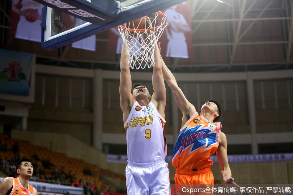 于德豪命中关键三分后握拳怒吼，脸上写满了坚毅与霸气，这一刻他用行动证明了自己大心脏的本色。