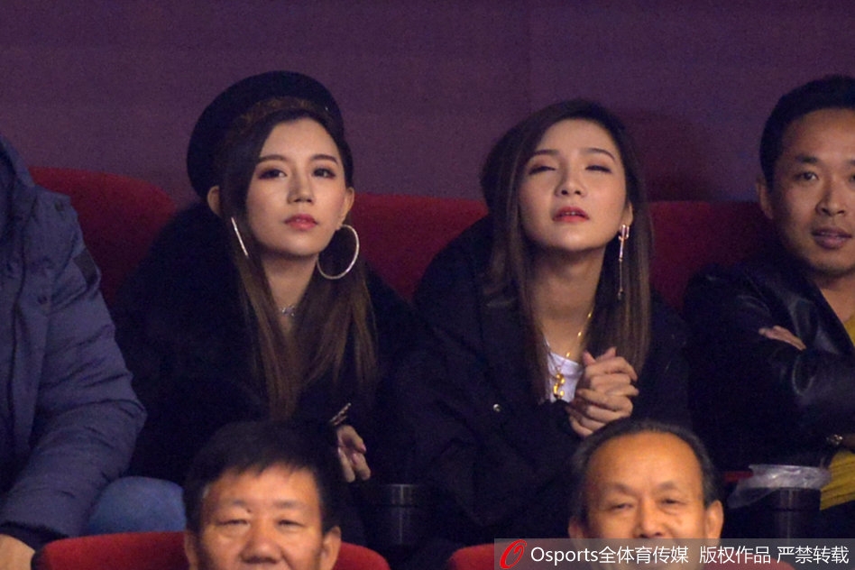 睢冉的爱妻身着休闲冬装,安静地坐在观众席前排,目光紧紧追随着球场上奔跑的丈夫,眼神里满是支持与关切,仿佛能穿透激烈的对抗,给予他无声的力量。