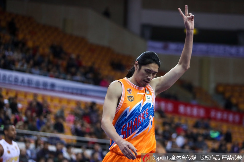 顾全出手三分瞬间，篮球在空中划出完美弧线，眼神中满是杀手本色，这是深圳队本场反攻的号角。