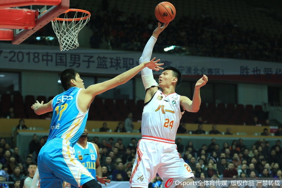 八一队替补席球员在张祖铭命中关键三分后瞬间沸腾，他们挥舞着毛巾，为队友的精彩表现欢呼雀跃。