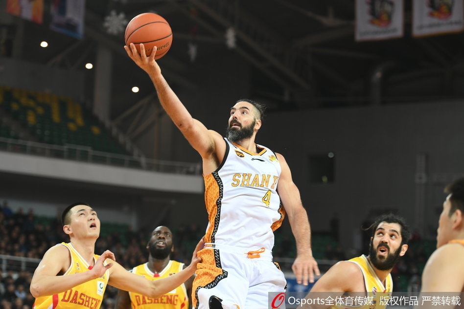 山西主场略显落寞的背影，斯科拉大汗淋漓，他全能的表现砍下大号双二十，却依然无法为球队换回一场胜利，眼神中满是不甘。