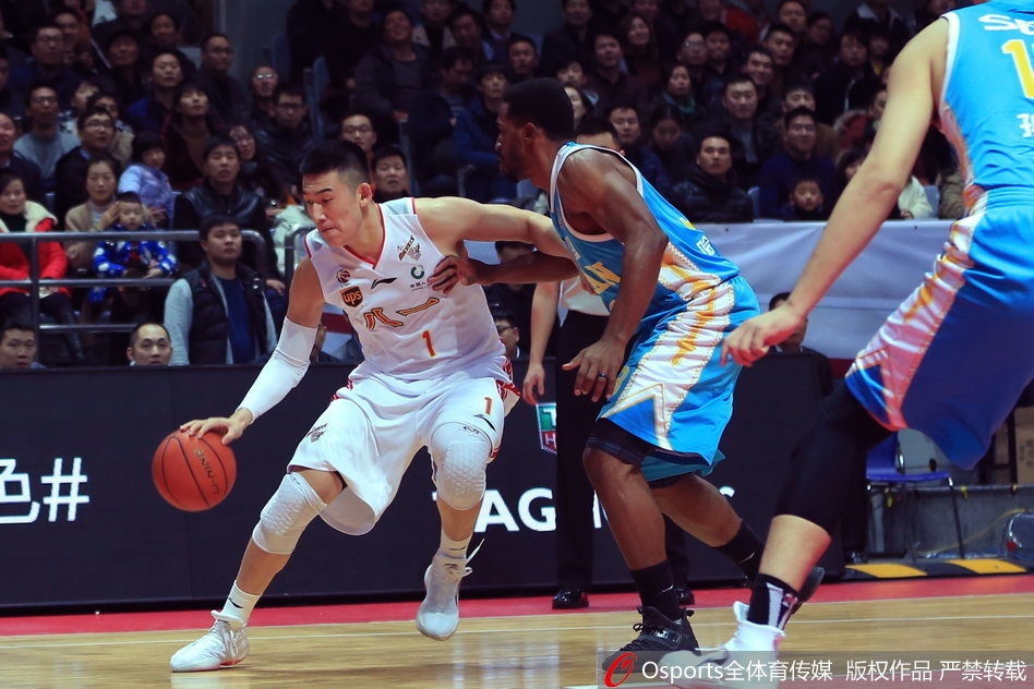 八一队年轻球员们在暂停期间围成一圈，眼神中充满了对胜利的渴望与坚定，主教练阿的江正为他们布置关键战术。