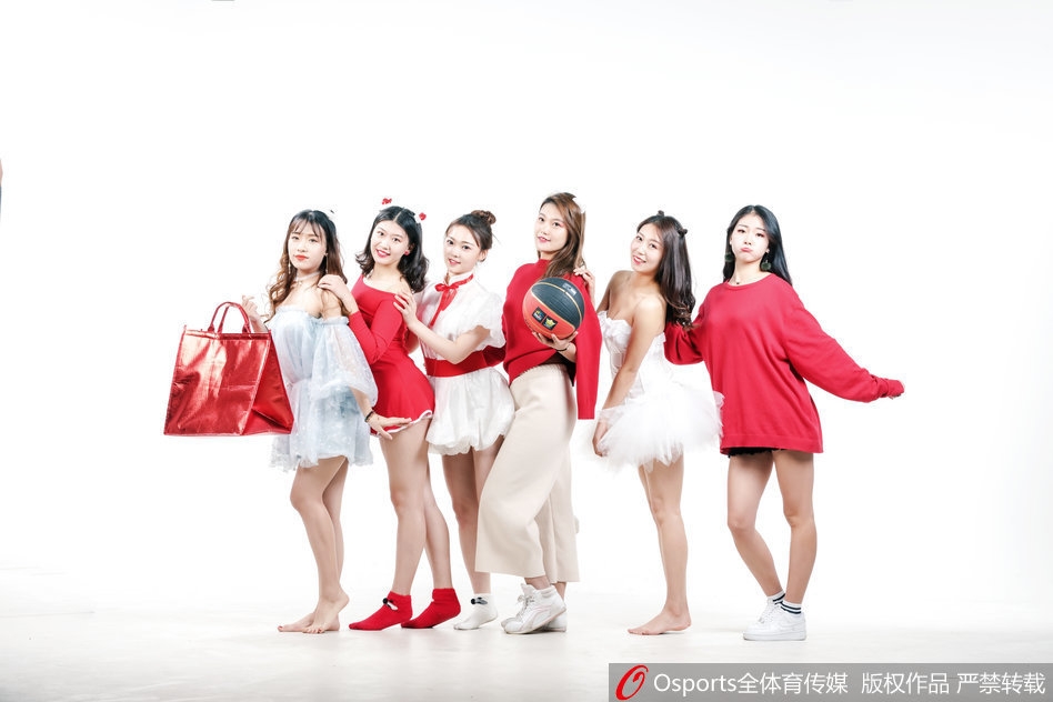 训练结束后，这位扎着丸子头的可爱女生面对镜头露出了孩子气的顽皮表情，让人看到她们褪去舞台光环后真实又可爱的一面。