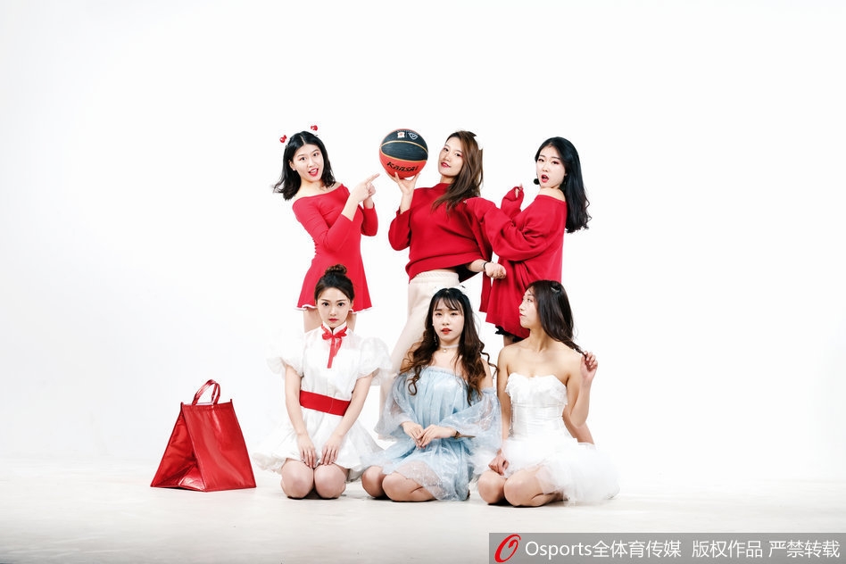 即使是练习的间隙，姑娘们聚在一起也散发着满满的元气，这种不加修饰的青春活力比任何华丽的辞藻都更加动人。