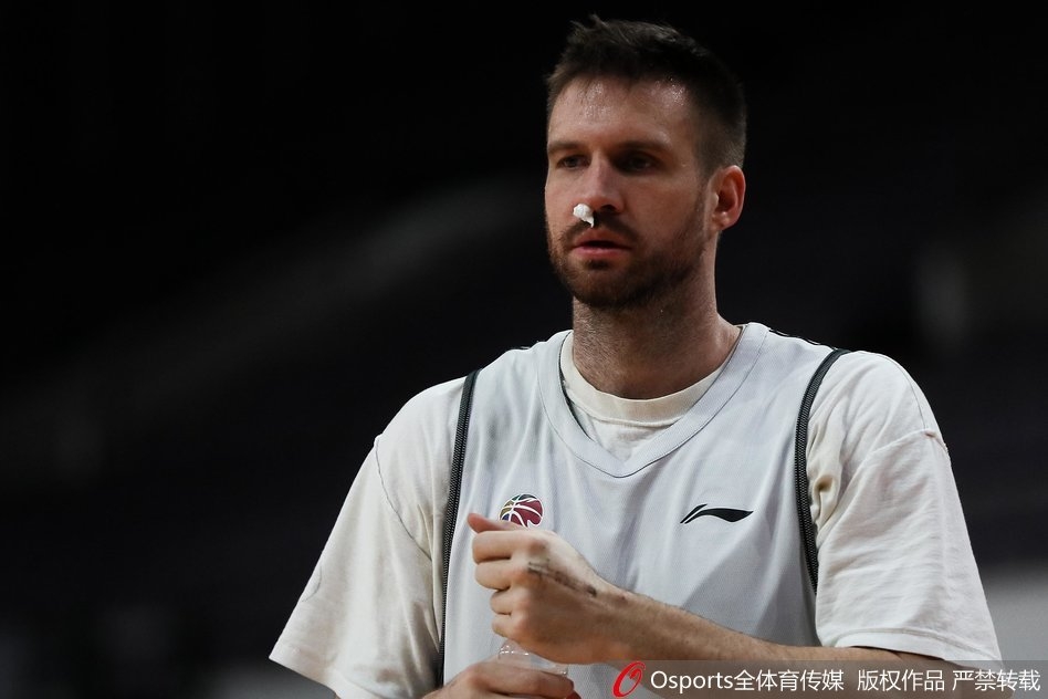 防守端同样卖力，兰多夫高高跃起干扰对手投篮，他的长臂和出色的弹跳是北控内线的一道大闸。