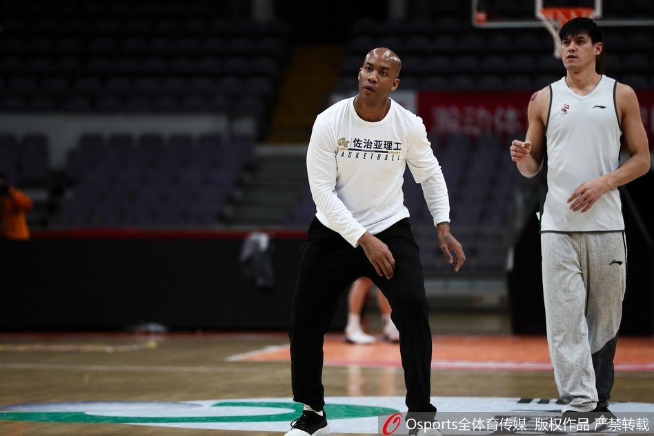 经过简单处理，兰多夫将沾有血迹的纸巾丢进垃圾桶，准备重新投入到高强度的训练中。