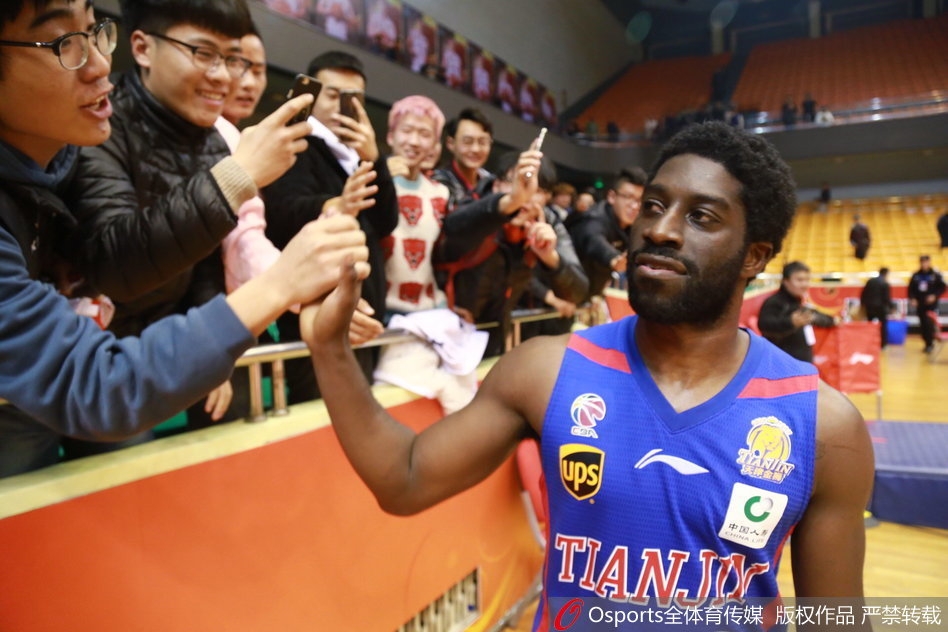 面对曾经最熟悉的主场篮筐，杰特在罚球线上神情专注，仿佛在济南的这片场地上，连出手的感觉都带着往日的温度。