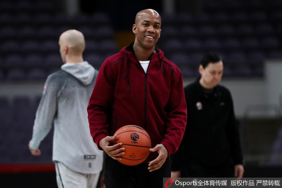 训练继续，兰多夫在篮下展现出柔和的手感，轻松将球放进篮筐，完全看不出刚刚流鼻血的影响。