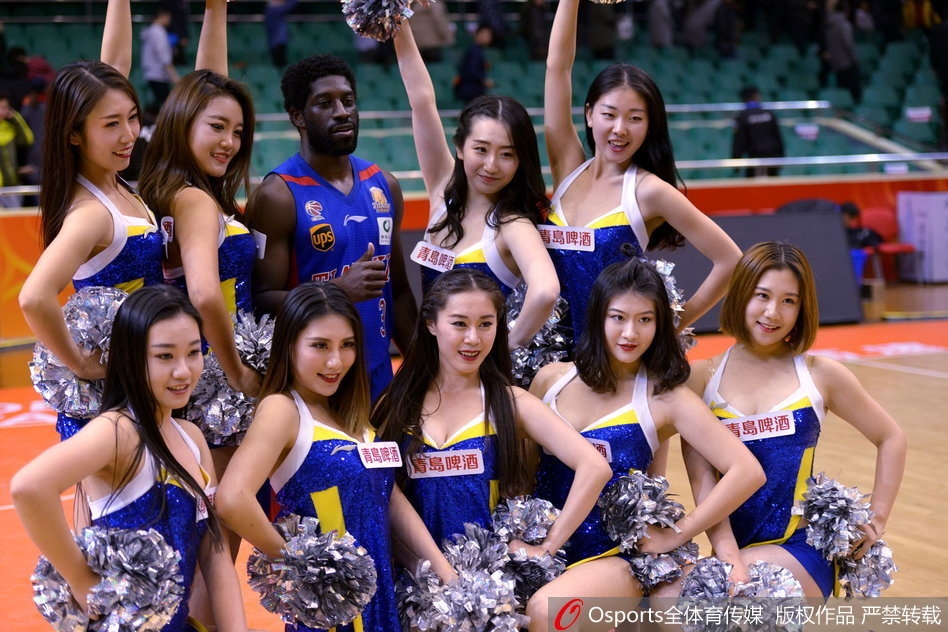 赛后，杰特主动融入热情的山东球迷之中，大家簇拥在一起，镜头定格下的每一张笑脸都在诉说着“欢迎回家”的动人故事。