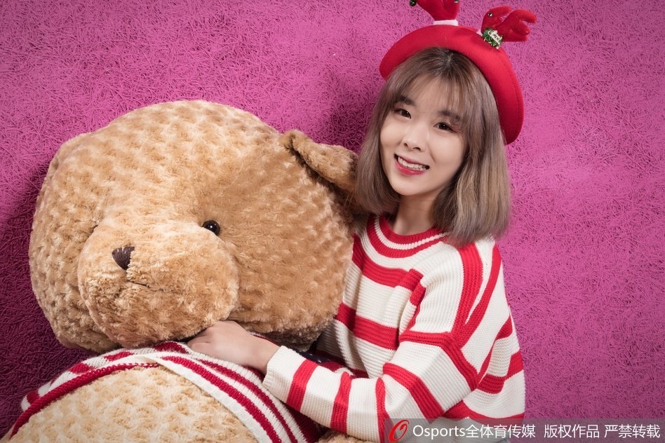 众人齐集，圣诞元素与少女活力撞个满怀，或娇羞或大方，定格成一幅关于青春、梦想与节日的最美画卷