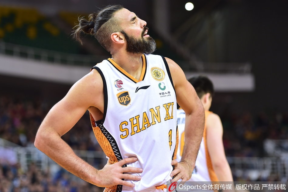山西射手李敬宇面对老东家山东队，三分线外手起刀落，上半场弹无虚发