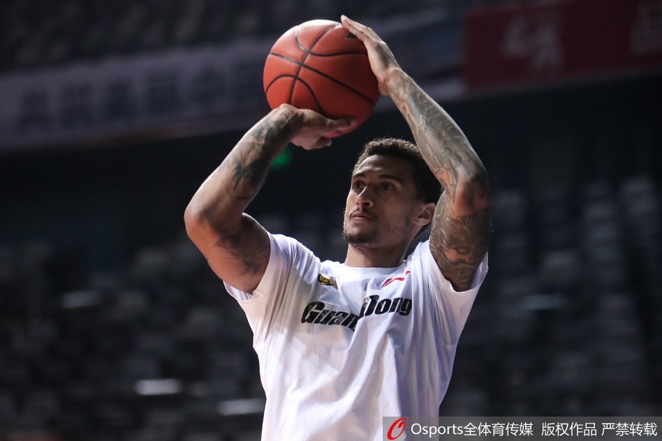 队友们在场上跑篮热身,易建联则在一旁进行着核心力量的专项训练,每一块肌肉都蕴含着巨大的能量