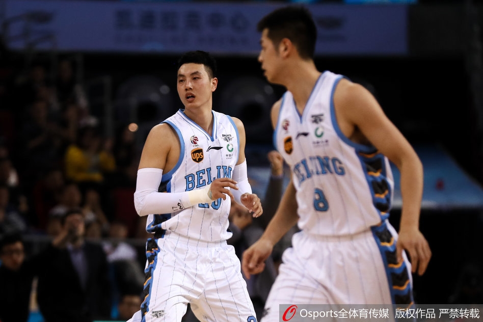 江苏肯帝亚的将士们赛后紧紧相拥，庆祝这场来之不易的胜利，背景是落寞离场的北京球员，一喜一忧间，定格了篮球比赛的永恒魅力。