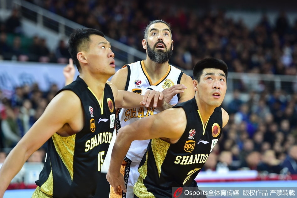 斯科拉面对莫泰尤纳斯的防守，利用梦幻脚步在内线强打得手，阿根廷钻石闪耀全场