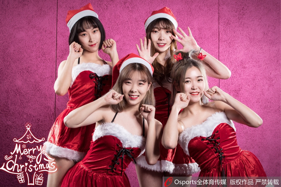 手捧鲜红圣诞礼盒，少女歪头浅笑，眼眸里闪烁着期待与惊喜，仿佛要将这份节日的祝福传递给每一位支持同曦的球迷