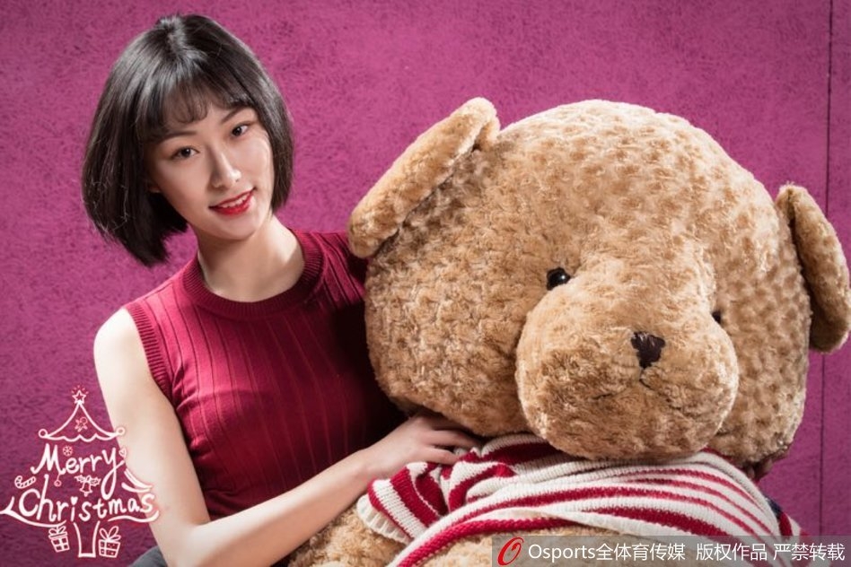 暖阳透过窗棂洒在红色短裙上，少女轻倚墙边，甜美的微笑如同冬日里的一杯热可可，暖人心脾