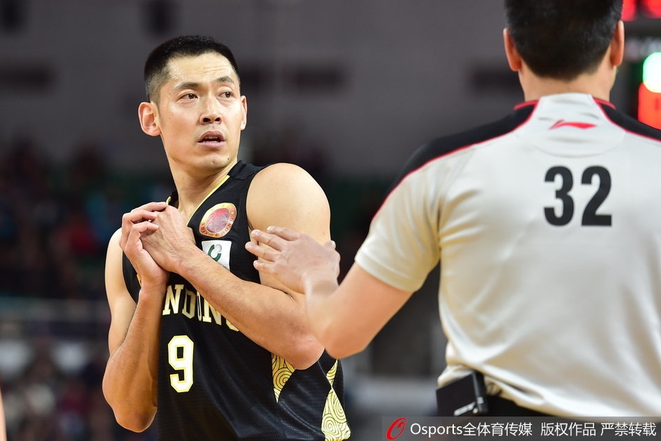 山东外援劳森强行突破上篮，面对山西队三人合围依然将球送入篮筐