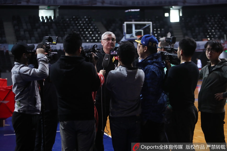 训练结束后,易建联在场边放松,汗水浸湿了衣衫,完美的肌肉轮廓正是他十年如一日坚持苦训的最好证明