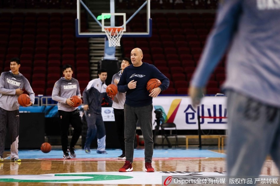 在一次成功的防守之后,外援希克森兴奋地与队友击掌相庆,汗水顺着他的臂膀滑落,这是属于战士的勋章与激情。