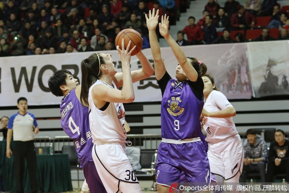 郇欢在篮下卡位如山，高高跃起摘下关键篮板，为上海队赢得了又一次宝贵的进攻机会。