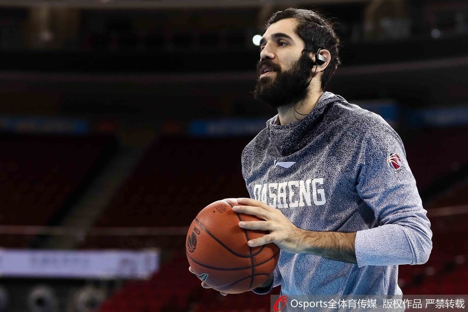 外援巴赫拉米在底角稳稳出手三分,皮球划过一道完美的弧线空心入网,他的眼神中透露出亚洲顶级锋线的自信与沉稳。