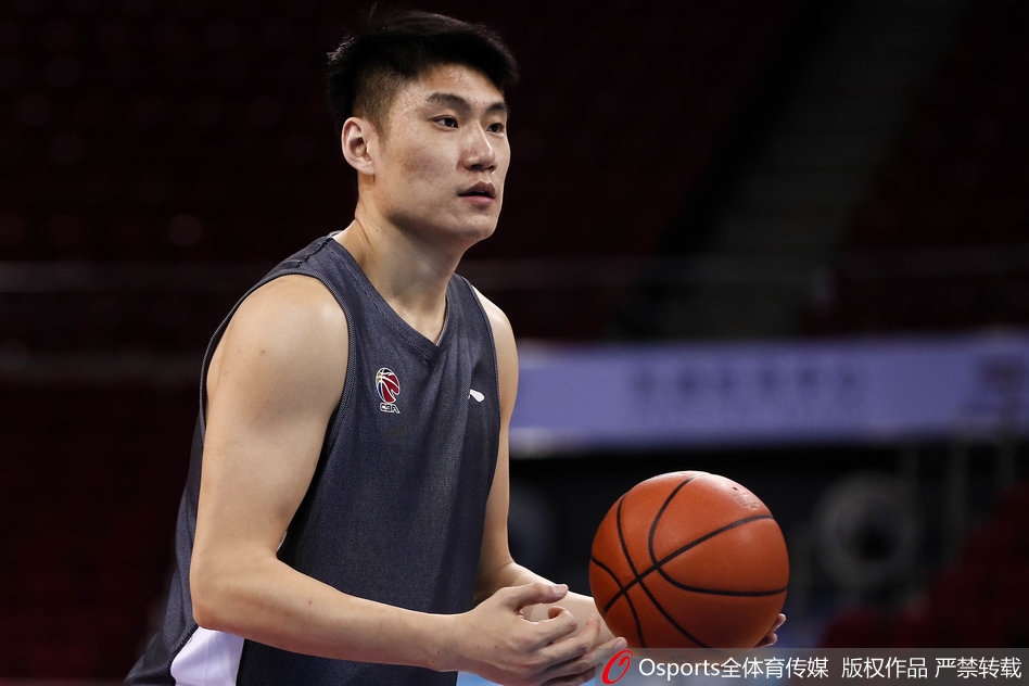 队友投篮训练时，刘晓宇站在篮下准备抢篮板，他微微抬头，目光紧追旋转的篮球，神情轻松自若，与队友间的默契在无声中流淌。