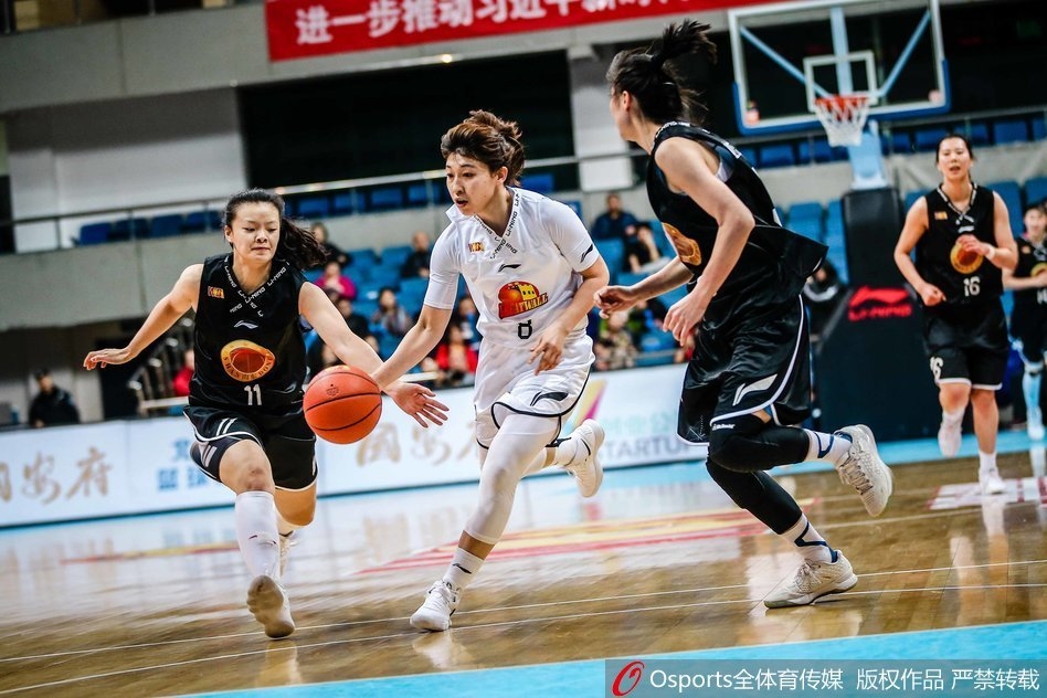 北京女篮队员们在场上围成一圈，互相鼓劲加油，她们的脸上写满了自信和坚毅，团队凝聚力在这一刻展露无遗