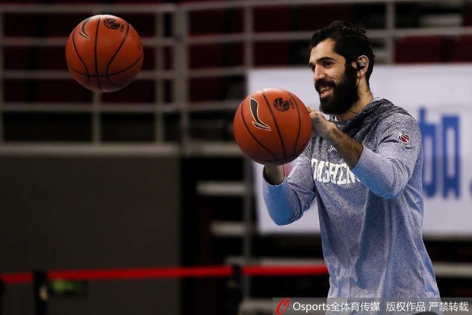 训练场上,球员们正进行着高强度的战术演练,篮球击打地面的声音和球鞋摩擦地板的尖锐声,交织成一曲战斗的序曲。