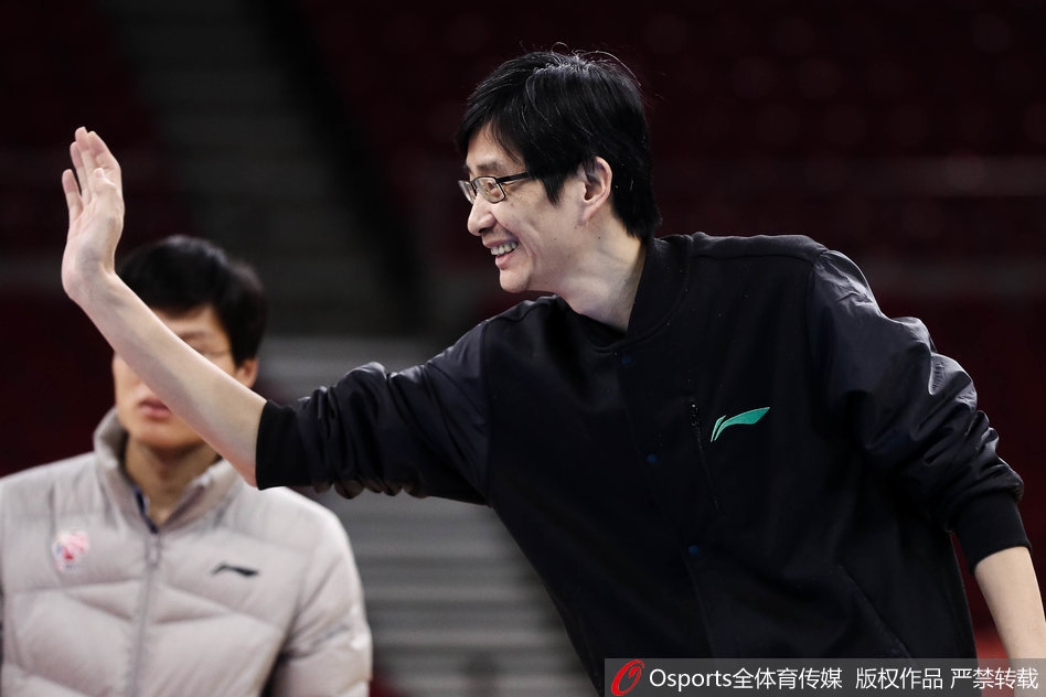 球队主教练杨忠双手抱胸站在场边,眉头微蹙审视着场上的每一次跑位,他的大脑正在飞速运转,为明晚的排兵布阵做着最后的推演。