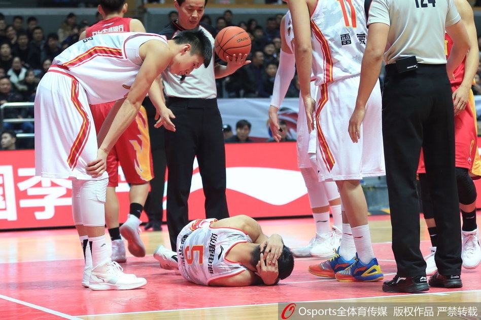 刘航初在严密防守下强行突破,他像一辆重型坦克碾入禁区,与对方内线发生剧烈身体对抗后,依然顽强地将球放入篮筐,展现了军人球员的硬汉本色。