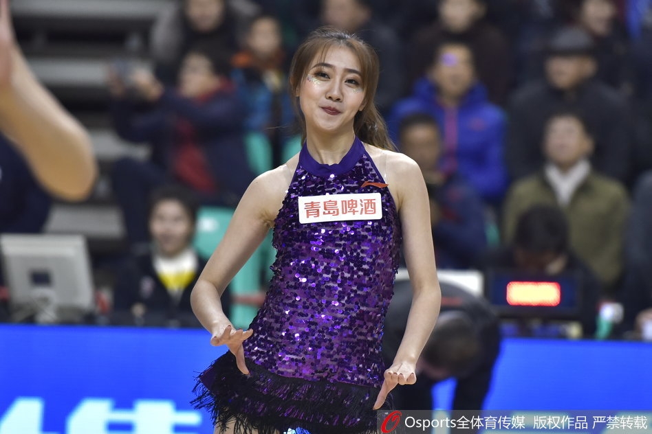 镜头拉近,这位领舞的宝贝笑容灿烂明媚,眼神坚定有力。她张开双臂,仿佛要拥抱整个球馆的热情,极具感染力的表情让看台上的观众不自觉跟着她的节奏挥舞起手中的充气棒。