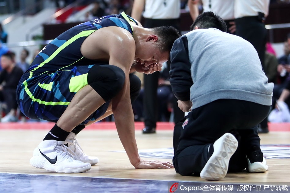 全场比分最终定格，广东宏远客场获胜。易建联与队友击掌庆祝胜利，他右眼的红肿依然清晰可见，但脸上却带着胜利后的释然与坚毅，这是属于他的夜晚，一场用血性与坚韧换来的胜利。