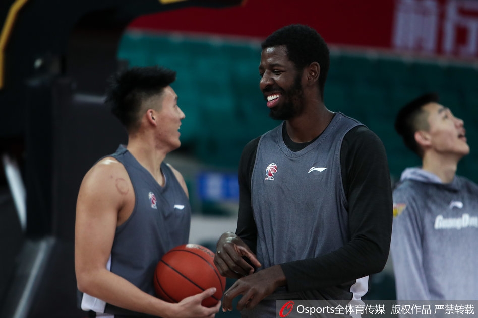 小将胡明轩在训练中运球突破，作为一年级新秀，他正在快速成长，努力填补球队后卫线上的空缺。