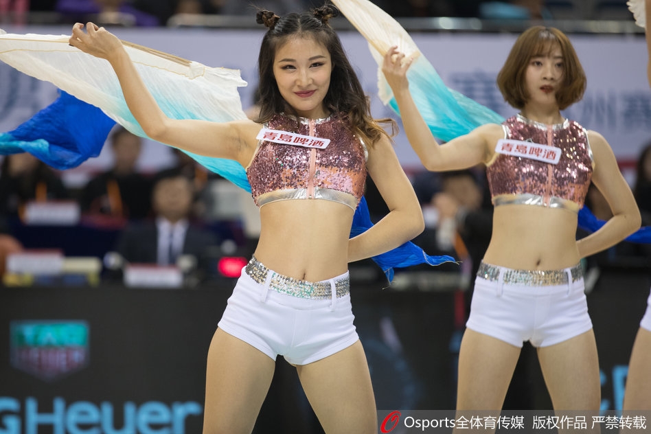 江苏肯帝亚篮球宝贝们手持粉色羽扇，在赛场中央整齐列队，她们面带灿烂笑容，动感的舞姿瞬间点燃了全场球迷的热情。