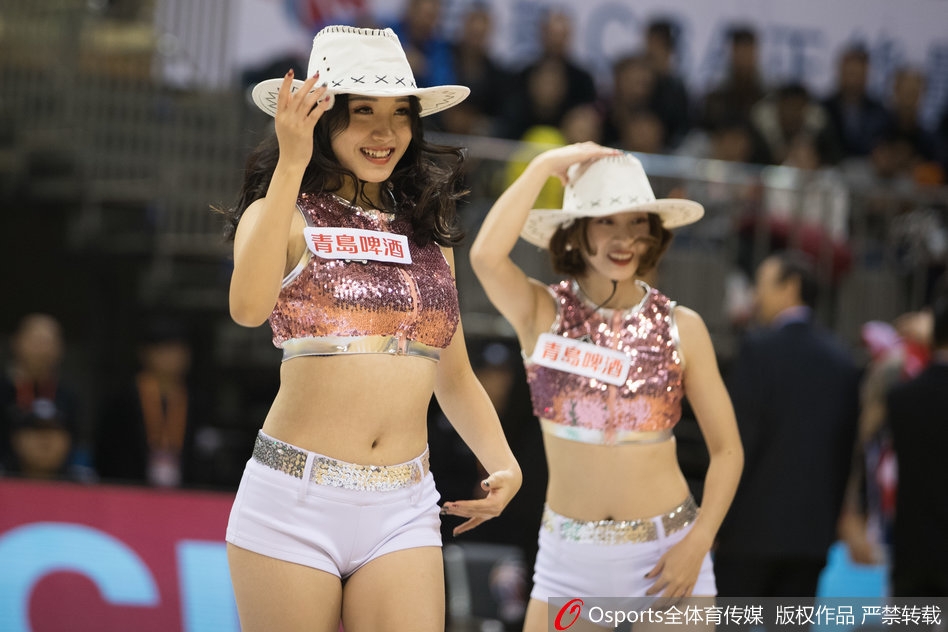 在绚丽的灯光下，肯帝亚篮球宝贝们集体亮相，她们手持扇子摆出优雅的造型，身后是巨大的CBA联赛标志，构成了一幅力与美结合的动人画面。