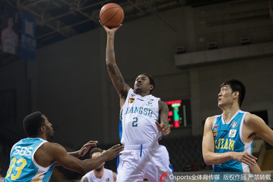 比赛结束后，江苏肯帝亚的全体队员围在一起庆祝这来之不易的六连胜，他们的笑容背后是团结协作的最佳写照。