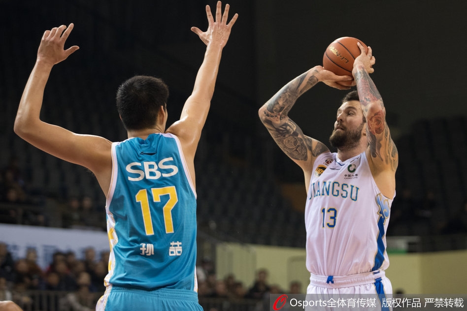 身高臂长的拉杜利察在福建队内线高高跃起，双手将球砸入篮筐，展现了他强大的内线统治力。