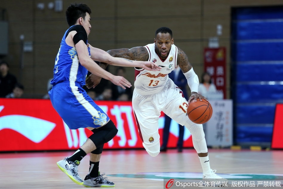 江苏队核心布鲁克斯面对浙江队的双人包夹，依然试图寻找突破的空间，本场他拼尽全力砍下42分。