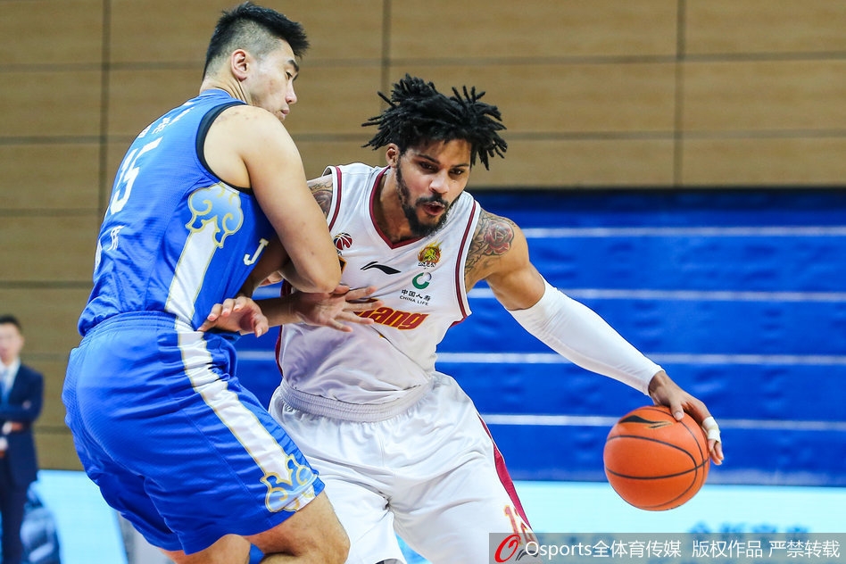 江苏中锋吴冠希在浙江队内线高高跃起，完成了一记势大力沉的双手灌篮，全场22分的他险些帮助球队完成大逆转。