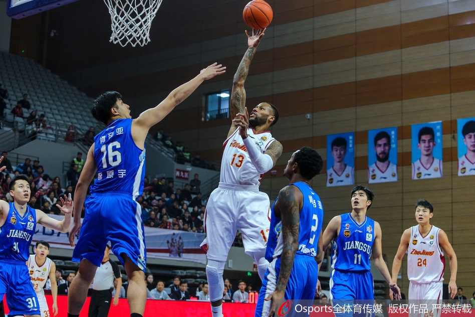 浙江队本土核心吴前在三分线外果断出手，本场他贡献12分7篮板5助攻的全面数据，是威姆斯身边最得力的帮手。