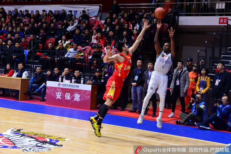 西热力江命中关键三分后激情怒吼,握拳庆祝,面部表情极度亢奋,点燃了全场气氛。