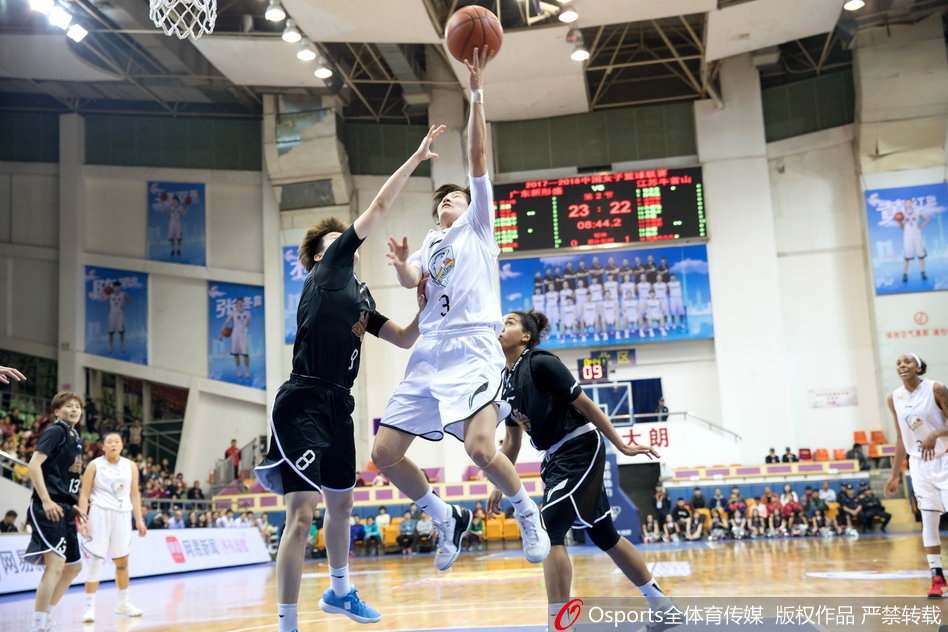 比赛开场跳球瞬间,广东与江苏两名中锋如弹簧般跃起,指尖几乎同时触到皮球,身后的队友们已呈进攻姿态,整个球馆的空气仿佛瞬间凝固,一场龙争虎斗就此拉开序幕。