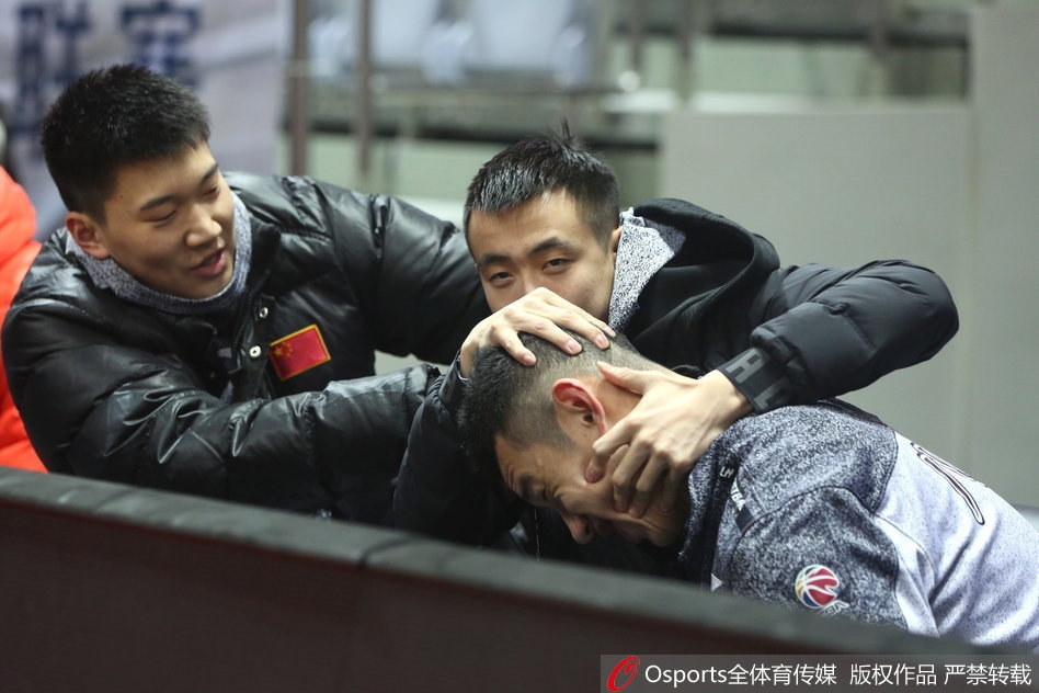 赵继伟走到场边,俯身听郭士强讲解战术,助教在旁边比划着手势,继伟频频点头,眼中透着思索