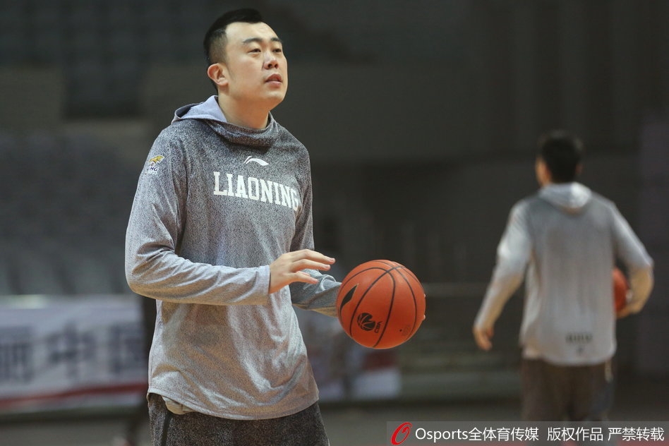 赵继伟运球加速突破,防守球员只来得及拉住他的球衣下摆,他依然保持平衡,眼神坚定地盯着篮筐