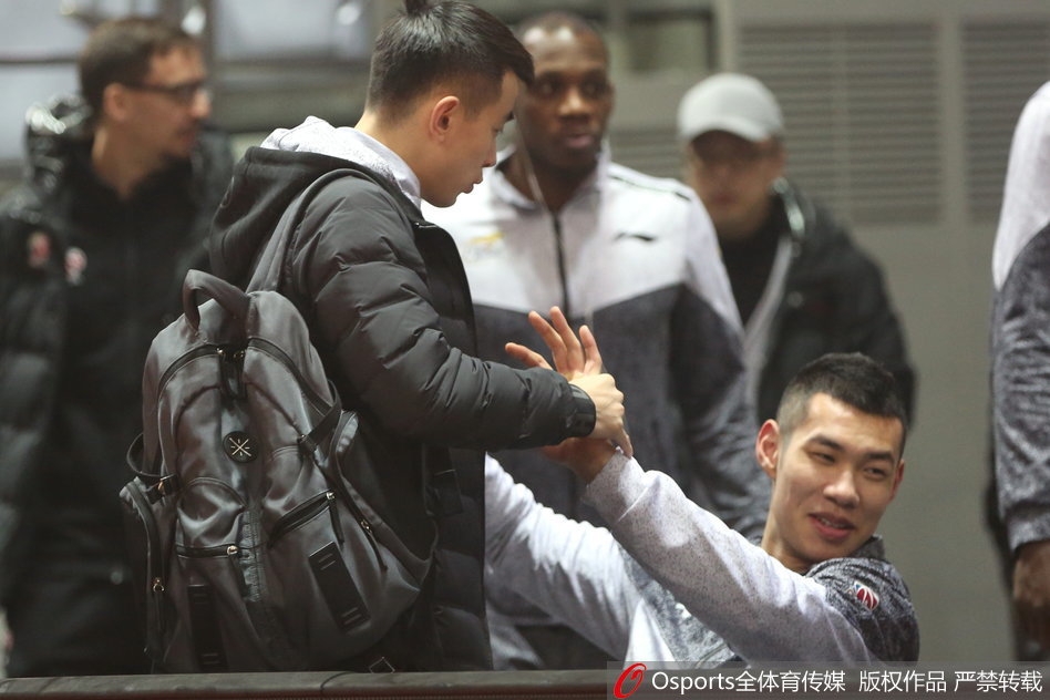 赵继伟遭遇李晓旭和钟诚双人合围,他压低重心护球,两人手臂完全封死传球路线,对抗强度堪比实战