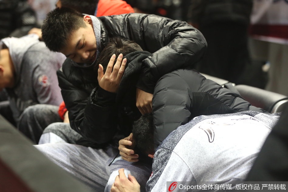 训练结束后,赵继伟还没来得及换衣服,就被七八名记者团团围住,话筒和录音笔伸到面前,他笑着回答提问,神态自若