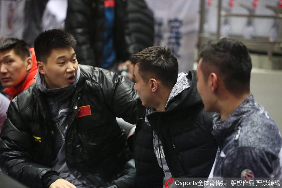 辽宁男篮全队训练气氛活跃,赵继伟在人群中开怀大笑,队友们相互打趣,丝毫不见大赛前的紧张